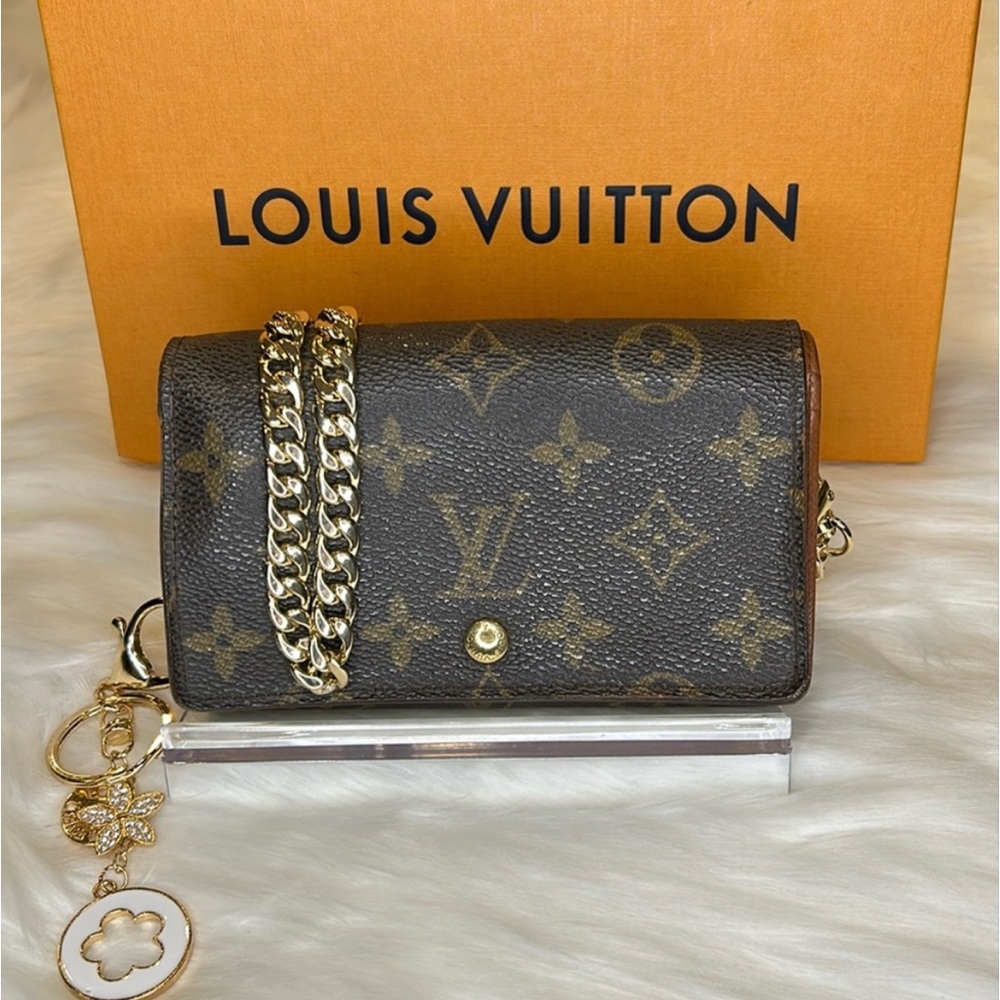 VINTAGE LOUIS VUITTON Monogram
Porte Monnaie Tresor Wallet.